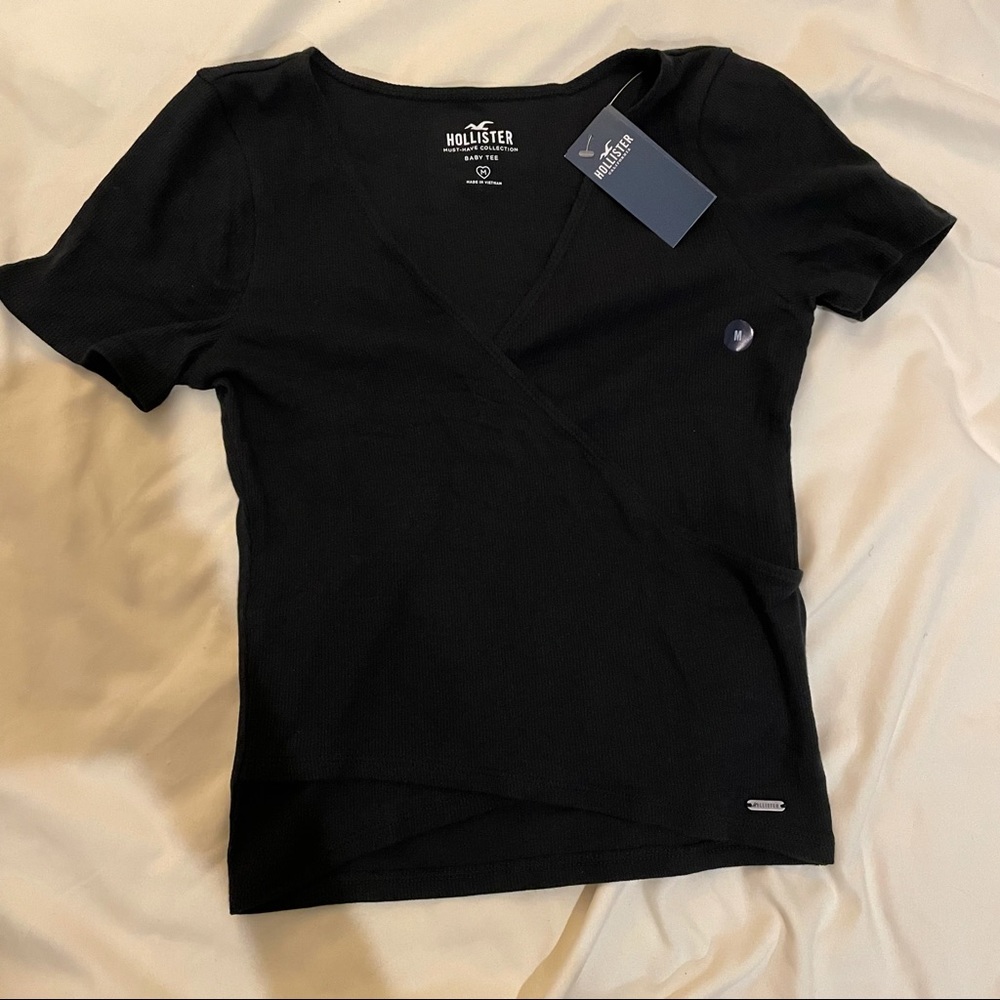 Hollister Must-Have Collection Wrap Baby Tee Medium Black Short Sleeve